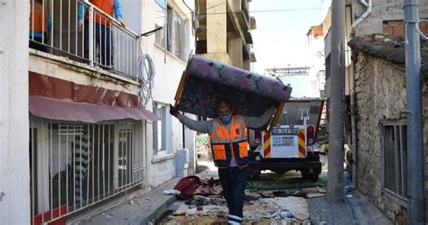Bursa'da ekipler kötü koku şikayetiyle gittikleri evden 1 kamyon çöp çıkardı